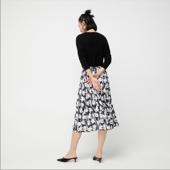 J. Crew Pleated Midi Skirt in Shadow Floral Sz. 2 - Picture 3 of 6